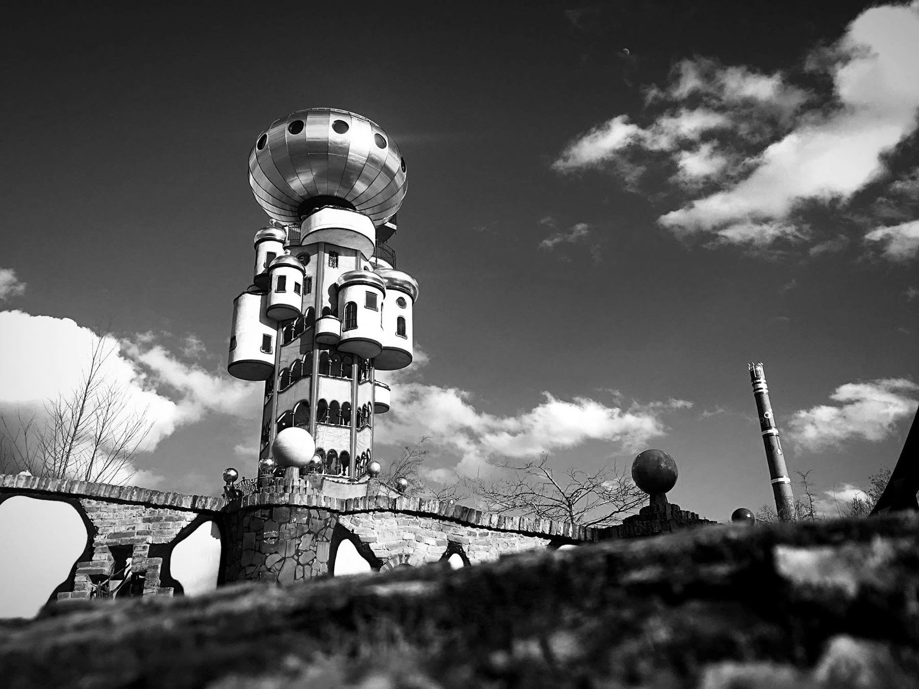 Der Kuchlbauer-Turm von Friedensreich Hundertwasser in Abensberg, schwarz-weiß