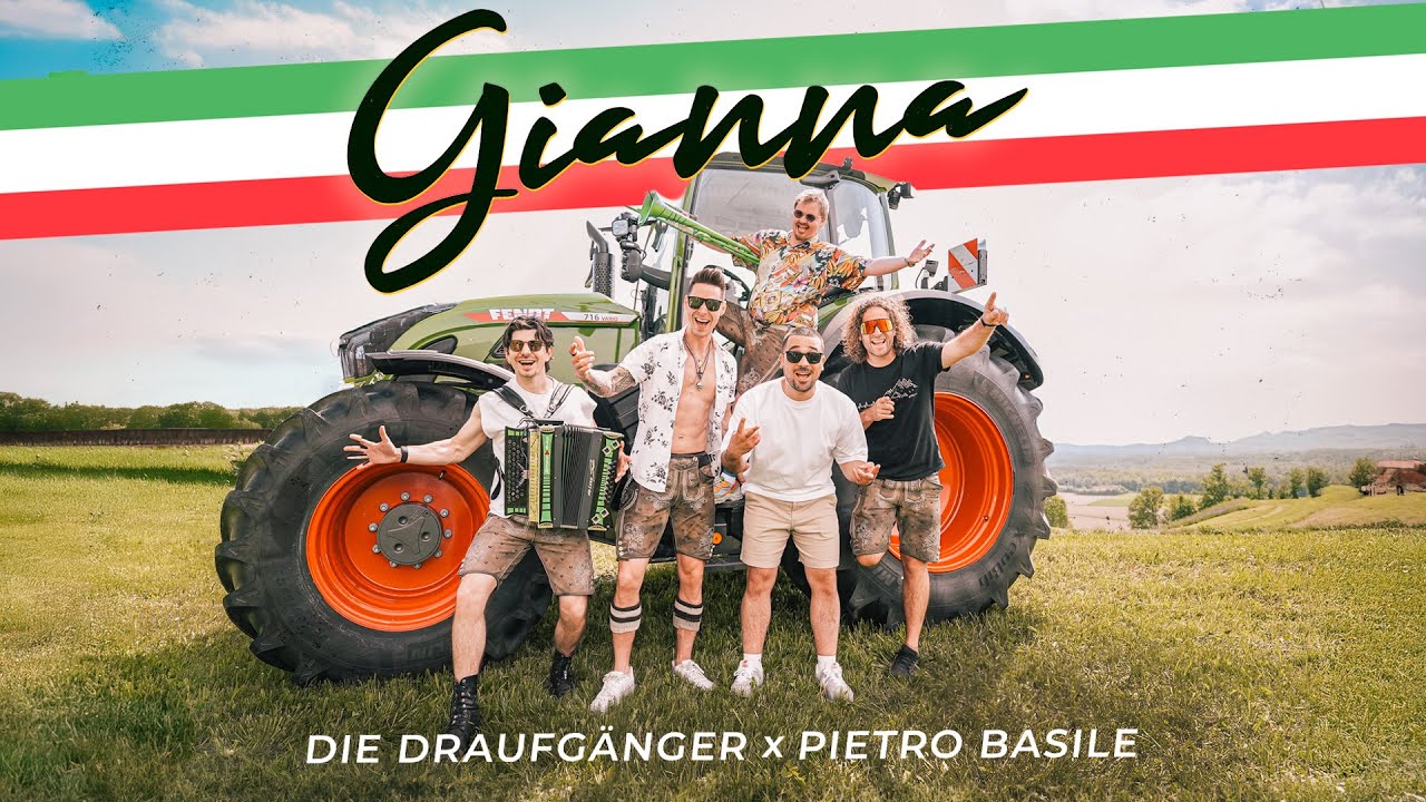 Standbild aus dem Musikvideo „Gianna“: die Draufgänger und Pietro Basile vor einem grünen Fendt-Traktor auf einer Wiese