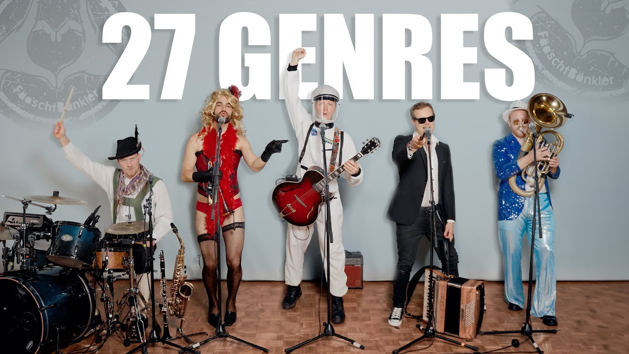 Standbild aus dem Video „27 Genres“: die Fäaschtbänkler in verschiedenen Kostümen an Mikrofonständern vor grauer Wand