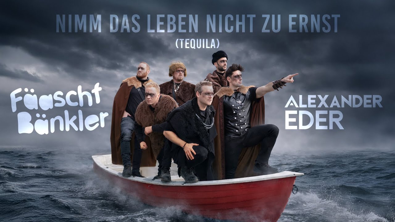 Standbild aus dem Musikvideo „Nimm das Leben nicht zu ernst (Tequila)“: die Fäaschtbänkler und Alexander Eder in Fellumhängen in einem roten Ruderboot auf stürmischer See