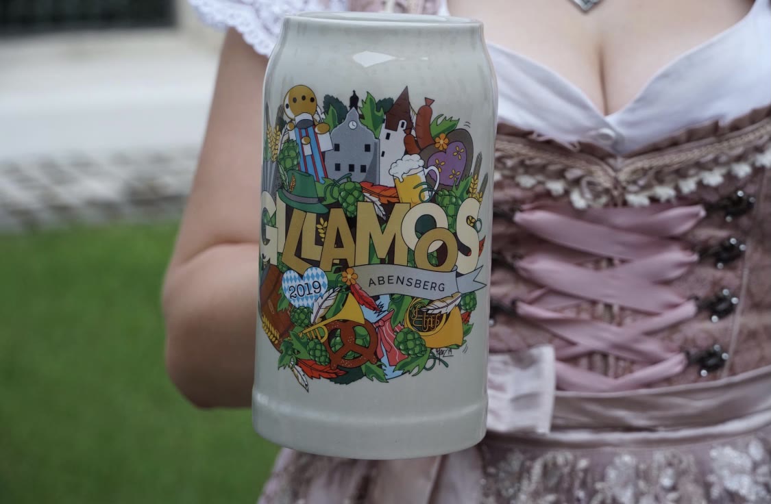 Bunt bemalter Gillamooskrug 2019, gehalten vor einem Dirndl