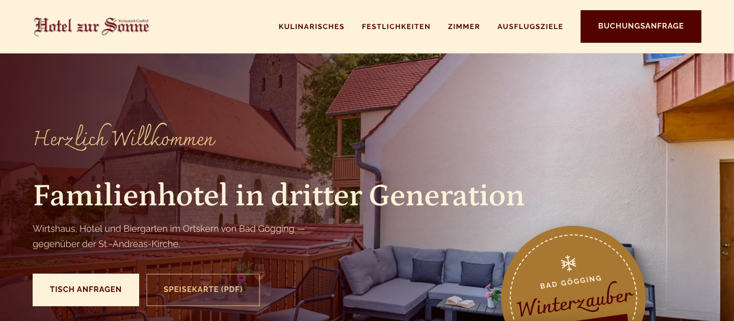 Startseite der Website des Hotels zur Sonne in Bad Gögging mit Terrasse und Kirchturm