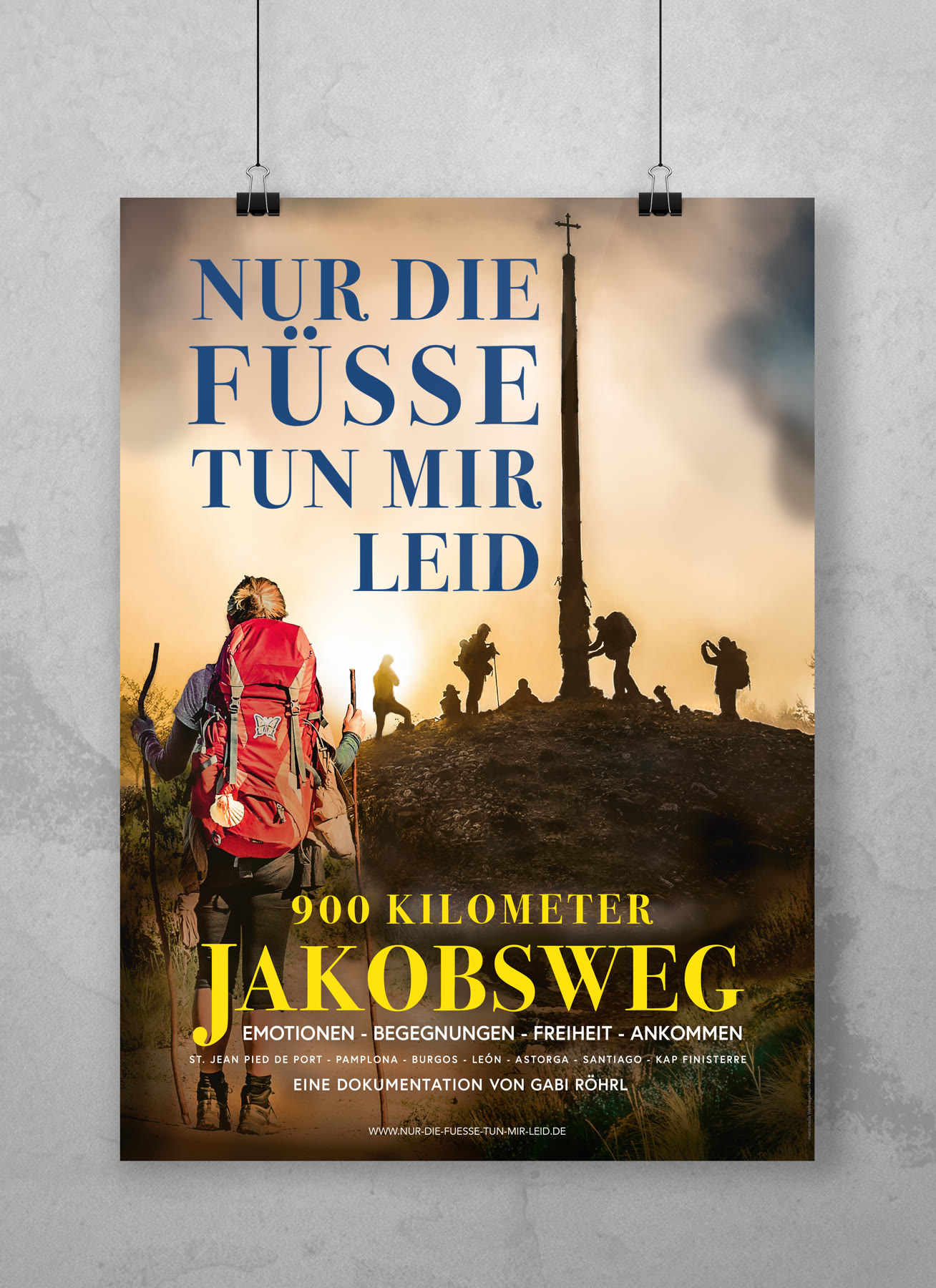 Kinoplakat „Nur die Füße tun mir leid“ mit Pilgern auf dem Jakobsweg