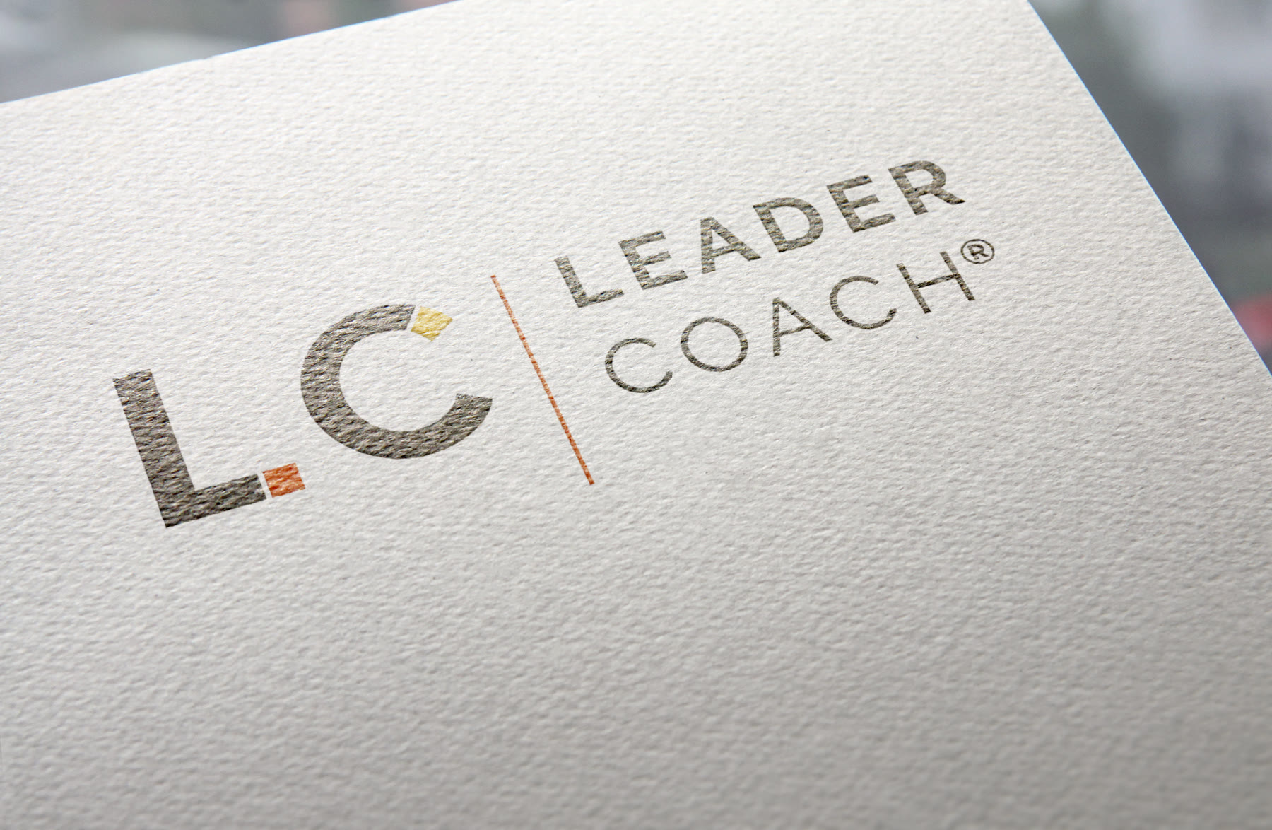 Logo Leader Coach, geprägt auf weißem Papier