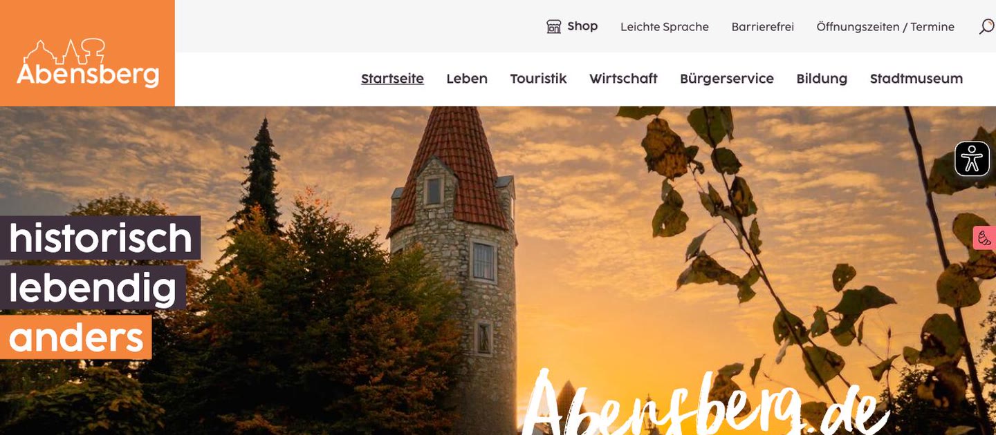 Startseite von abensberg.de mit dem Stadtturm im Abendlicht und dem Schriftzug „historisch lebendig anders“