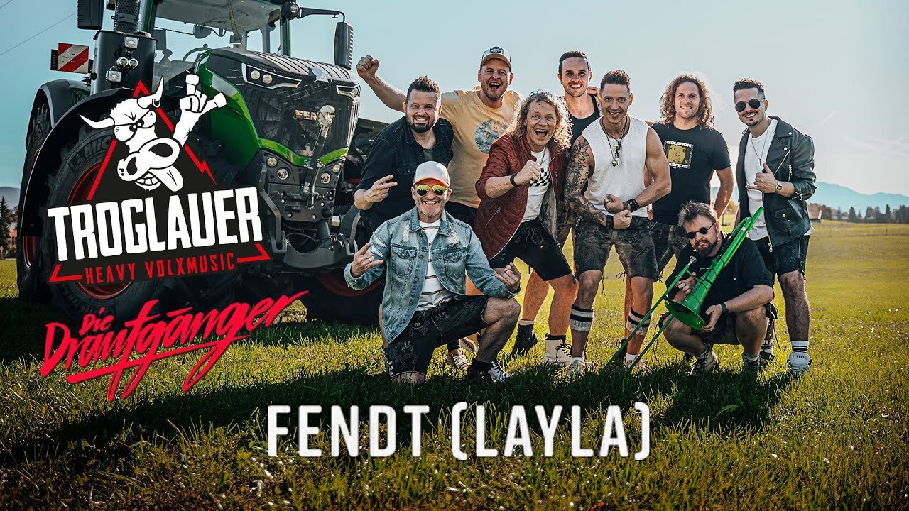 Standbild aus dem Musikvideo „Fendt (Layla)“: Troglauer und Die Draufgänger vor einem Fendt-Traktor auf einer Wiese